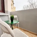 Spacious 2br Steps From The Palace Of Parliament - Walk Everywhere شقة