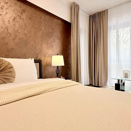 Apartment Spacious 2br Steps From The Palace Of Parliament - Walk Everywhere *