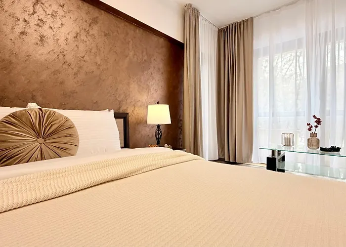 Apartment Spacious 2br Steps From The Palace Of Parliament - Walk Everywhere *